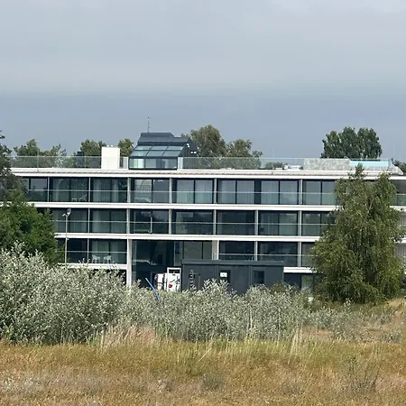 Sea & Z Basenem Silence アパート ミエルノ