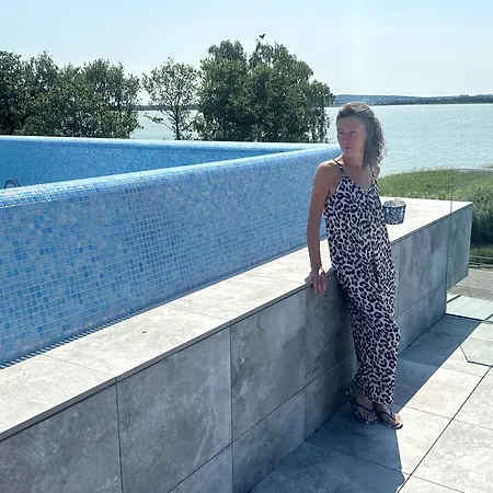 Sea & Z Basenem Silence アパート ミエルノ